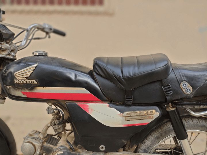 Universal%20Bike/Motorcycle%20Seat%20Cushion%20%7C%20Ergonomic%20&%20Comfortable%20%7C%20High%20Density%202-Inch%20Foam%20%7C%20For%20Back%20Pain%20&%20Long%20Rides%20%7C%20Easy%20Installation%20For%20All%20Bikes%2070cc%20100cc%20125cc%20150cc%20200cc%20-%20Image%206