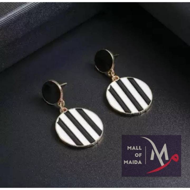 Black%20&%20White%20Round%20Dangle%20Earrings%20-%20Image%203