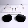 Eye frame with polarized attachment mirror. 