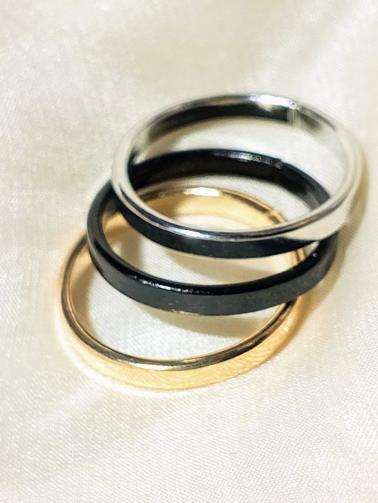 Elegant%20Three-Tone%20Bangles%20&%20Rings%20Set%E2%80%93%20Gold,%20Silver,%20&%20Black%20Bangles%20Fashion%20Hand%20Jewelry%20-%20Image%203