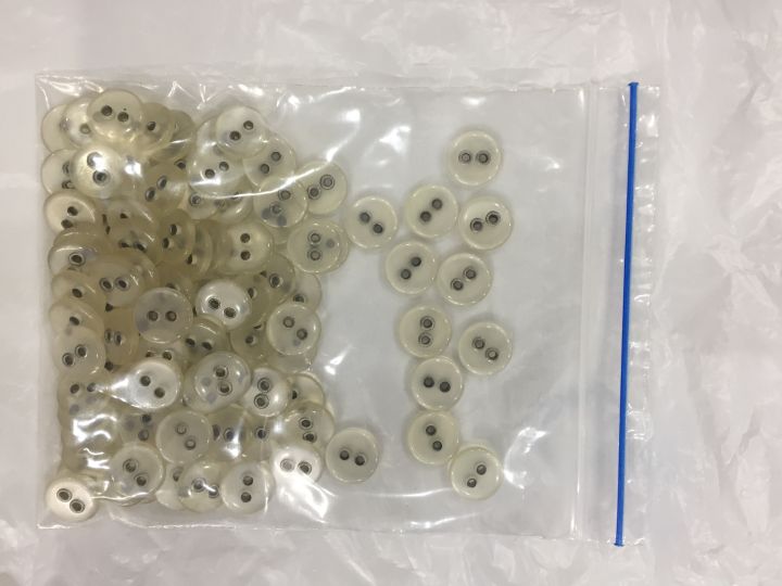 2-hole%20100-piece%20transparent%20buttons%20pack%20-%20Image%203