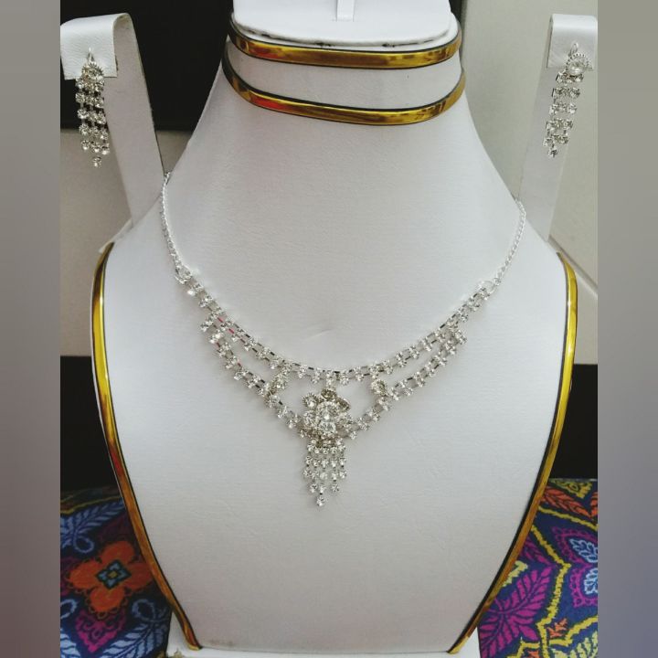 Silver%20Bridal%20Jewellary%20Set%20with%20Earrings%20&%20Tikka%20for%20Girls%20Woman%20-%20Image%203