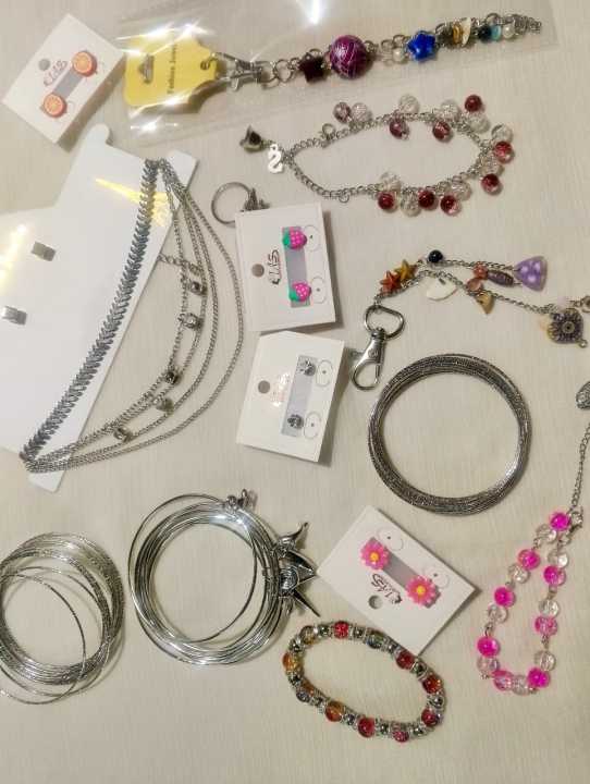 Jewelry%20Gift%20Pack%20Bag%20%7C%20Eid%20Birthday%20Anniversary%20Pack%20for%20Her%20%7C%20Elegant%20Mixed%20Fancy%20Jewelry%20Items%20for%20Kids,%20Girls,%20&%20Women%20%7C%20Perfect%20for%20Gifting%20-%20Image%204