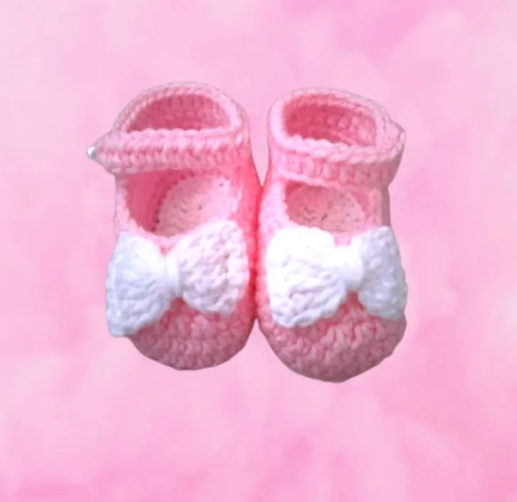 Hand made woolen shoes for new born baby Pink