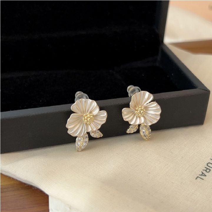 Forest elegant high-end small flower stud earrings, delicate French small fragrance flower earrings, niche super fairy retro stud earrings