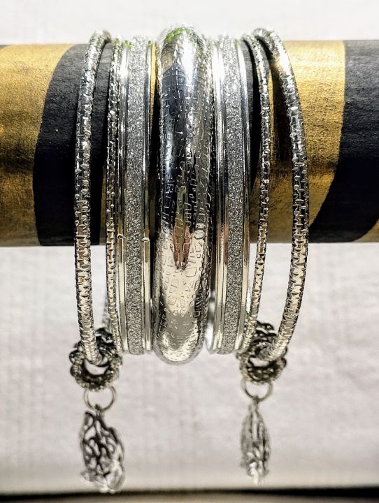 Bangle%20Set%20of%205/7/10%20Bangles%20with%20Floral%20Charms%20%E2%80%93%20Elegant%20Gold-Silver%20Plated%20Stylish%20&%20Trendy%20Bracelet%20Jewelry%20-%20Image%205