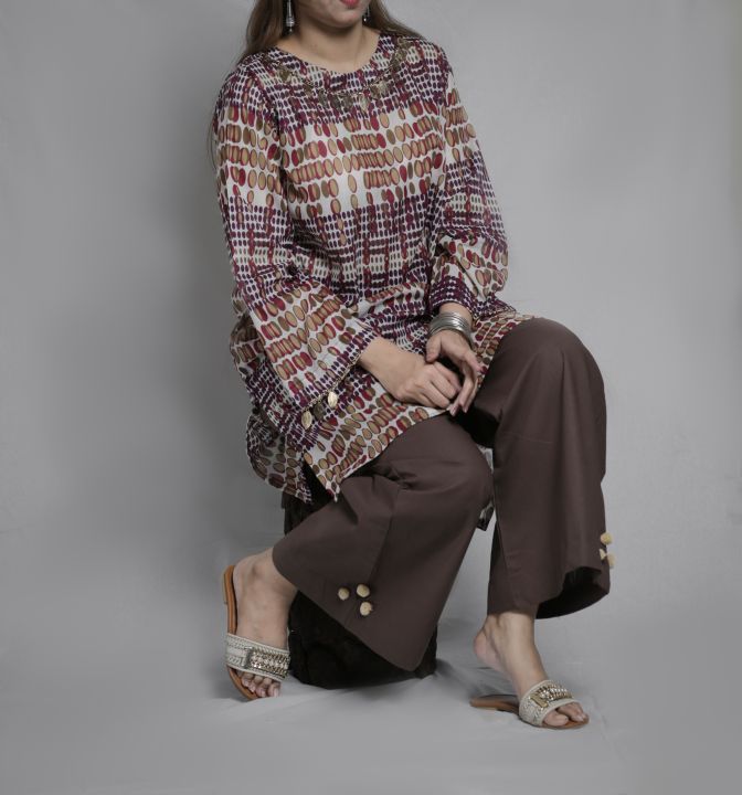 Printed%20Lawn%20Kurti%20with%20Bell%20Bottom%20Trouser,%202Pc%20Pret%20Suit%20(Stitched,%20Ready-made)%20-%20Image%204