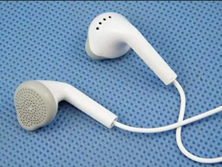 Handsfree%20Earphone%20Normal%20Basic%20Stereo%20Sound%20for%20All%20Android%20Smartphones%20(White)%20Sold%20By%20MTM%20-%20Image%204