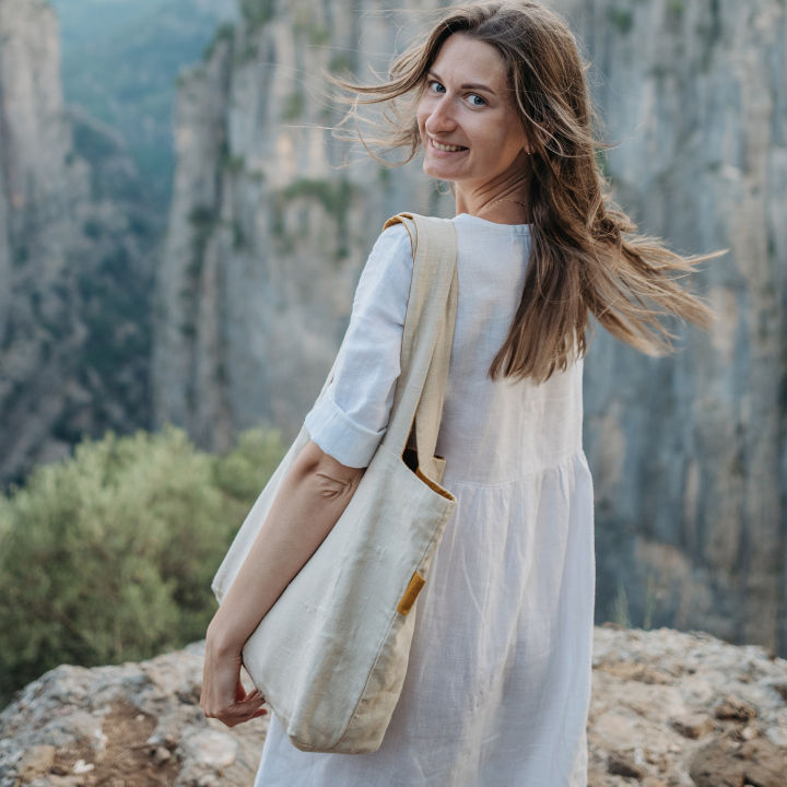 Minimal%20Tote%20Bags%20Black%20and%20Beige%20Color%20For%20Daily%20Use%20-%20Image%209