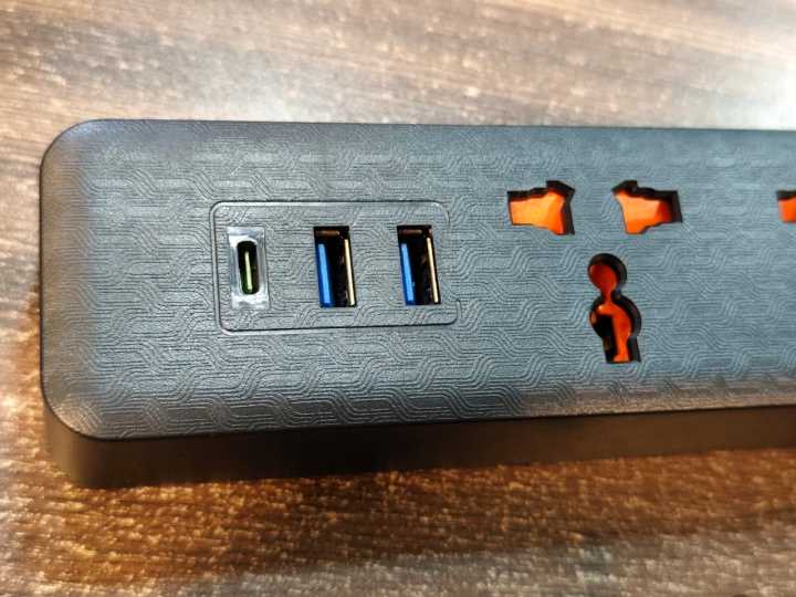 SpeedX%20403PUC%20Power%20Strip%20Multi%20Power%20Plug%20Extension%20Board%20with%203%20USB%20Ports%20+%204%20Sockets%20Universal%20Travel%20Charging%20Adapter%20-%20Image%204