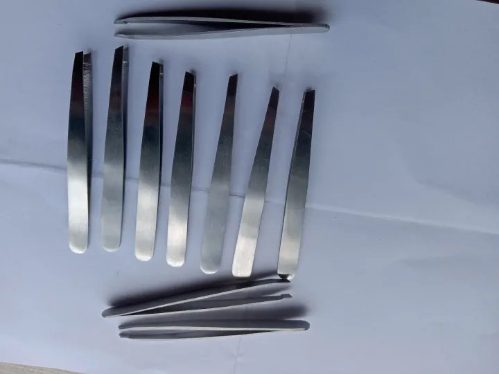 Tweezer-Eyebrow%20Tweezer-For%20Hair%20Removal-Color%20:%20Silver/Pink/Black%20-%20Image%206