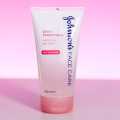 Jhonson - Daily essentials refreshing gel wash. 