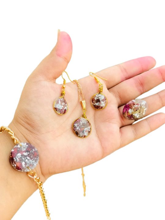 Resin%20set%20of%20handmade%20jewellery%20for%20girls%20-%20Image%203