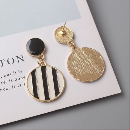 Black%20&%20White%20Round%20Dangle%20Earrings%20-%20Image%205