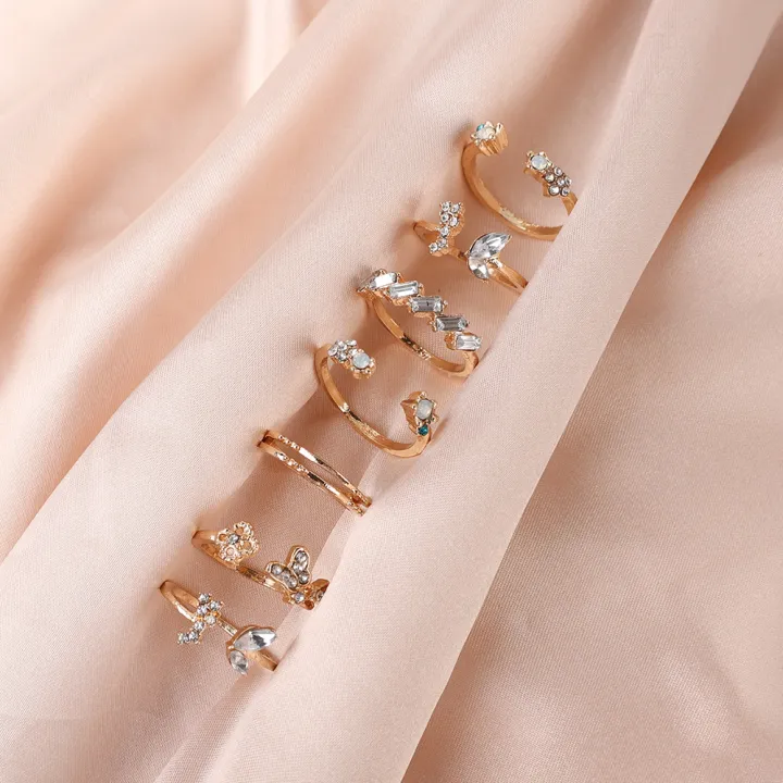 Exquisite%20Crystal%20Flower%20Rings%20-%20Intricate%20Design,%20Bohemian%20Style,%20Ideal%20Finger%20Jewelry%20for%20Women.%20-%20Image%203