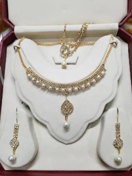 Golden%20Jewellery%20Set%20With%20RhinStone%20And%20Crystal%20Pearls%20For%20Women%20-%20Image%203