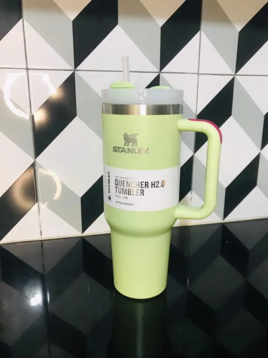 Stanley%20Quencher%20H2.0%20FlowState%E2%84%A2%20Tumbler%2040%20oz%20-%201.18L%20-%20Image%204