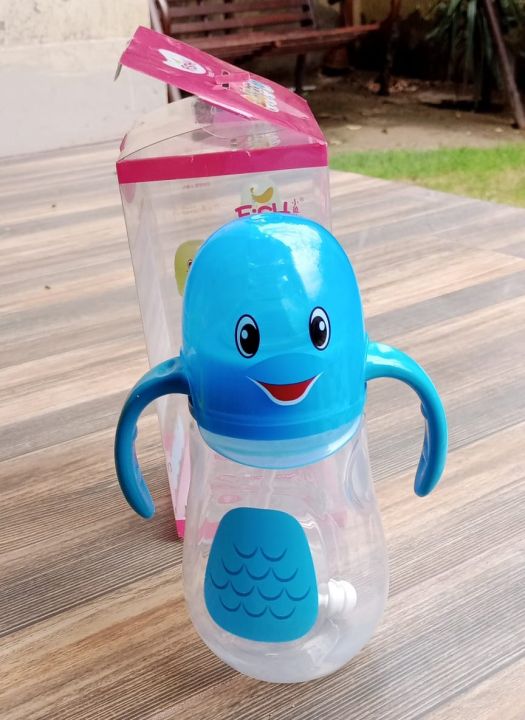 8423%20FISH%20330ml%2011oz%20Baby%20Feeder%20bottle%20plastic%20large%20imported%20new%20style%20-%20baby%20feeder%20bottle%20with%20Handle%20and%20light%20in%20the%20cap%20baby%20feeding%20bottle%20for%20kids%20-%20Image%204