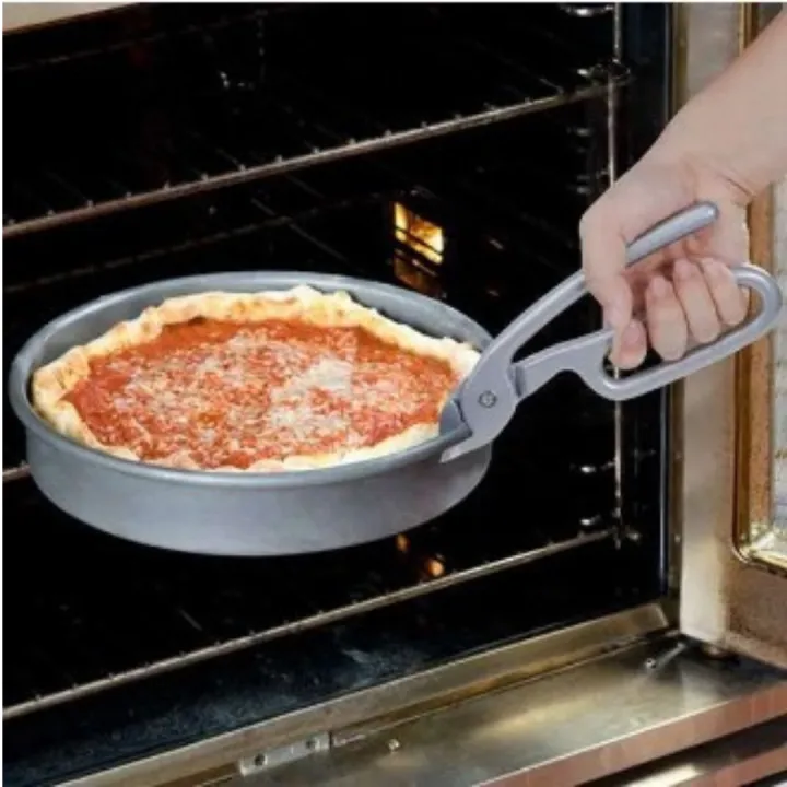 Pizza%20Pan%20Gripper%20Black%20Colour%20-%20Heavy%20Duty%20Cast%20Aluminum%20Anti-Scald%20Baking%20Pan%20Gripper%20for%20Deep%20Pizza%20Pans,%20Strong%20Clamp%20Holder%20for%20Hot%20Dish,%20Plate,%20Bowl,%20and%20Pizza%20Oven%20-%20Image%206