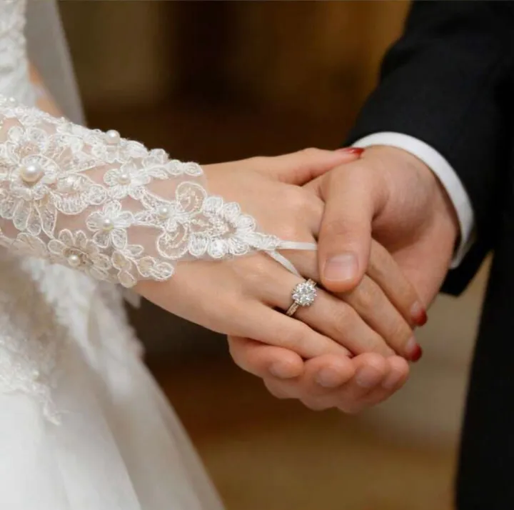 White%20Finger%20less%20Wedding/Bridal%20Gloves%20White%20Faux%20Pearl%20Embroidery%20Short%20Bridal%20Gloves,Wedding%20Dress%20Gloves%20-%20Image%202