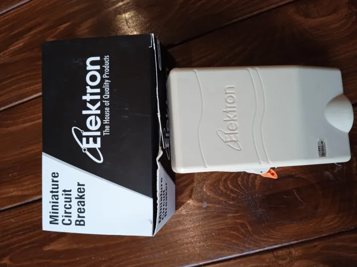 AC%20Power%20Plug%20With%20Trip%20Circuit%20Breaker%20Voltage%20Breaker%20Electrical%20Air%20Conditioner%20Fridge%20Freezer%20-%20Image%202