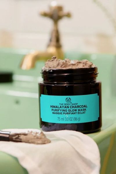 The%20Body%20Shop%20Himalayan%20Charcoal%20Purifying%20Glow%20Mask,%2075ml%20-%20Image%204