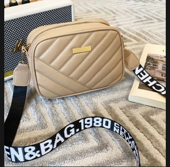 Quilted%20PU%20Leather%20Elegant%20Crossbody%20Bag%20for%20Women%20-%20Stylish%20Shoulder%20Handbag%20with%20Phone%20Pouch%20-%20Image%203