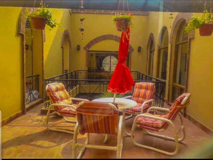Best%20Waterproof%20Outdoor%20Garden%20Chairs%20(set%20of%204)%20-%20With%20Table%20and%20Umbrella%20-%20Image%205