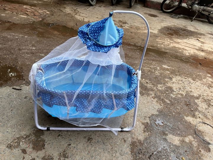 Baby%20Swing%20Cot%20&%20Cradle%20With%20Stand%20Support%20&%20Mosquito%20Net%20-%20Image%202