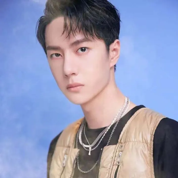 Wang%20Yibo's%20Same%20Style%20Dog%20Bone%20Pendant%20Necklace%20for%20Men%20and%20Women's%20Trendy%20Hip%20Hop,%20Unique%20Design,%20Autumn%20Decoration,%20Full%20Diamond%20Sweater%20Chain%20-%20Image%204