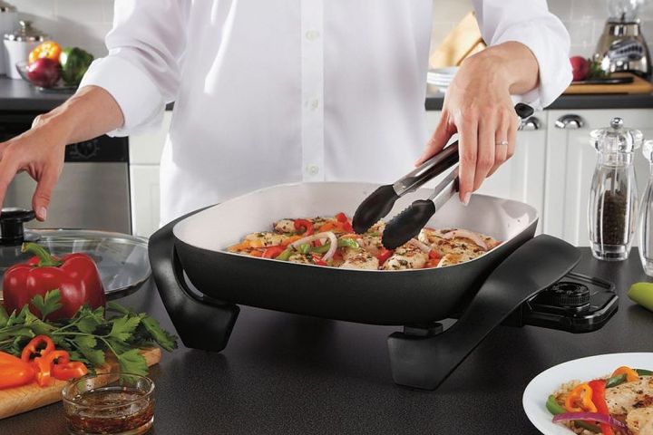 Multifunctional%20Non-Stick%20Surface%20Electric%20Cooker%20Frying%20Pan%20With%20Lid%20and%20Carry%20Handles%20-%20Image%202