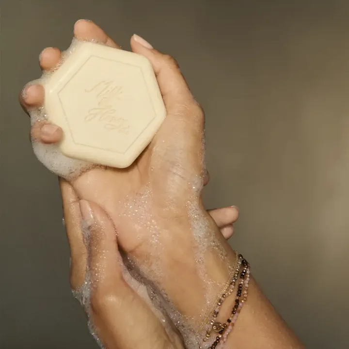 Oriflame%20Milk%20&%20Honey%20Gold%20Creamy%20Soap%20Bar%20%7C%20Moisturizing%20Brightening%20Bath%20Soap%20for%20Soft,%20Glowing%20Skin%20%E2%80%93%20100g%20-%20Image%205