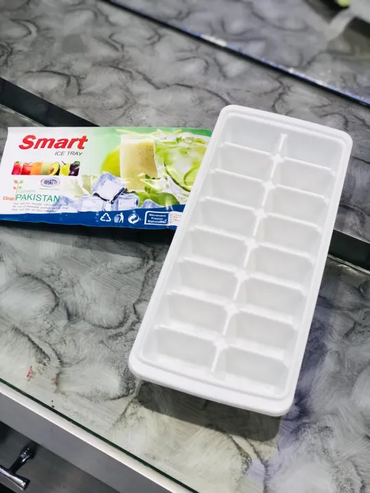 Ice%20Cube%20Tray%20Random%20Colors%20-%20Image%202