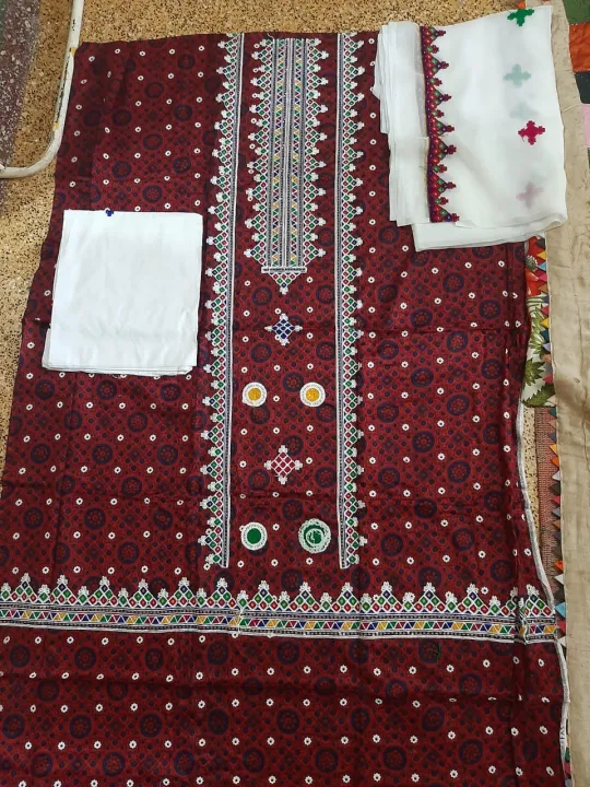Sindhi%20AJRAK%203%20Piece%20Dress%20in%20Lawn%20With%20Chifoun%20Dupatta%20for%20Women%20-%20Image%204