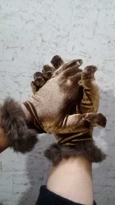 Women's%20Girl's%20%20Black%20Winter%20Velvet%20Gloves%20With%20Frr%20Cuff%20On%20Wrist%20-%20Image%203