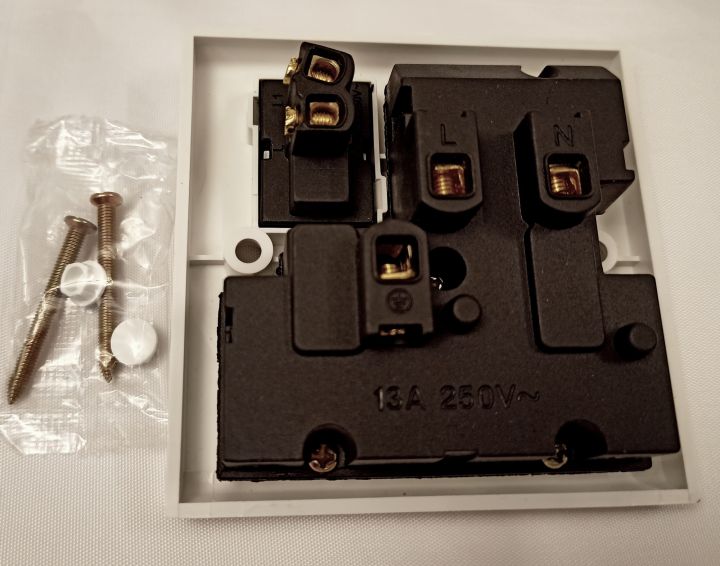 Electric%20Multi-Plug%20(IMPORTED)%20Super-grip%20Universal%20Wall%20Switch%20Socket%2013A%20250V%201%20gang%208%20pin%20-%20(White)%20With%20Indicator%20-%20Image%204