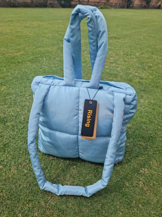 Large%20Square%20Queenie%20Quilted%20Zipper%20Bag%20with%20Handle,%20Fashionable%20and%20Spacious%20Tote%20Bag%20-%20Image%208