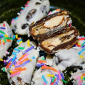 Pack of 12 White Chocolate and almond dates (Kajuur) | White chocolate dates covered with white chocolate and sprinkles with almond inside. 