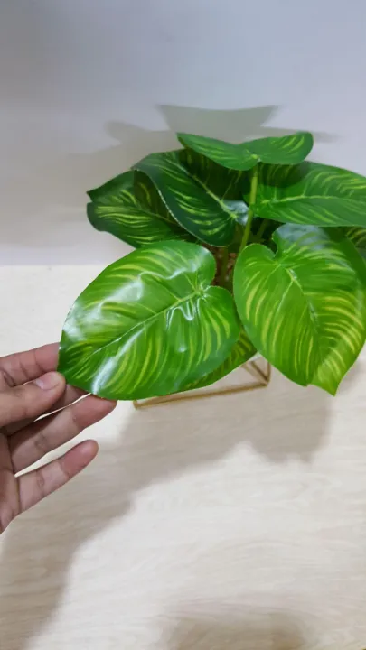 Ceramic%20pot%20with%20plant%20and%20metallic%20stand%20-%20Image%206