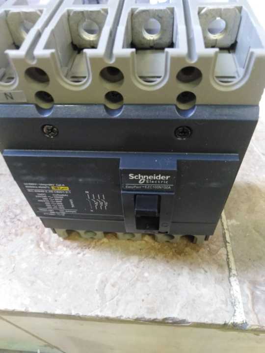 Schneider%20circuit%20breaker%20Easypact%20EZC100N%20(4%20pole)%20-%20Image%206