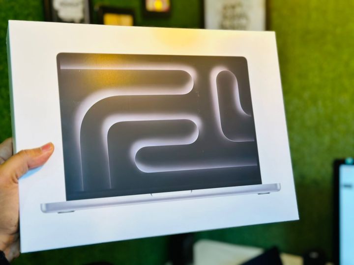 MacBook Pro (14-inch, M3, Nov 2023) Display: 14 inches - Silver