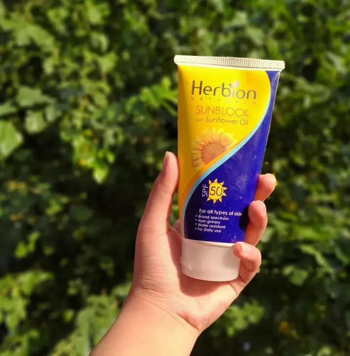 Natural%20Sun%20Block%20%7C%20SPF%2050%20%7C%20Free%20From%20White%20Caste%20%7C%20Blend%20of%20Sunflower%20Oil%20to%20regenerate%20dark%20cells%20%7C%20Can%20be%20used%20as%20Primer%20%7C%20Prevents%20harmful%20UV%20rays%20%7C%20100ml%20Tube%20%7C%20Herbion%20Pakistan%20-%20Image%205