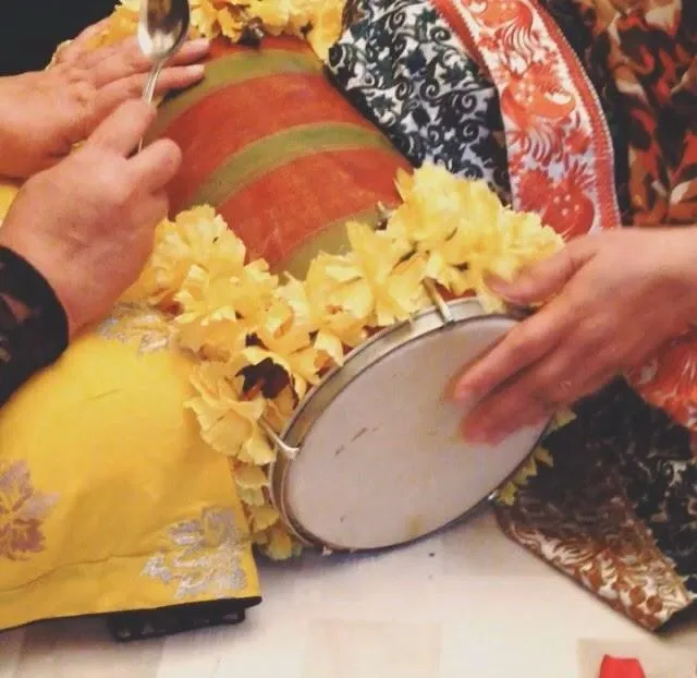 Dholki,%20Dholak,%20Mehndi%20Dholki,%20Musical%20Instruments,%20Dholak%20With%20Metal%20Hooks%20-%20Image%203