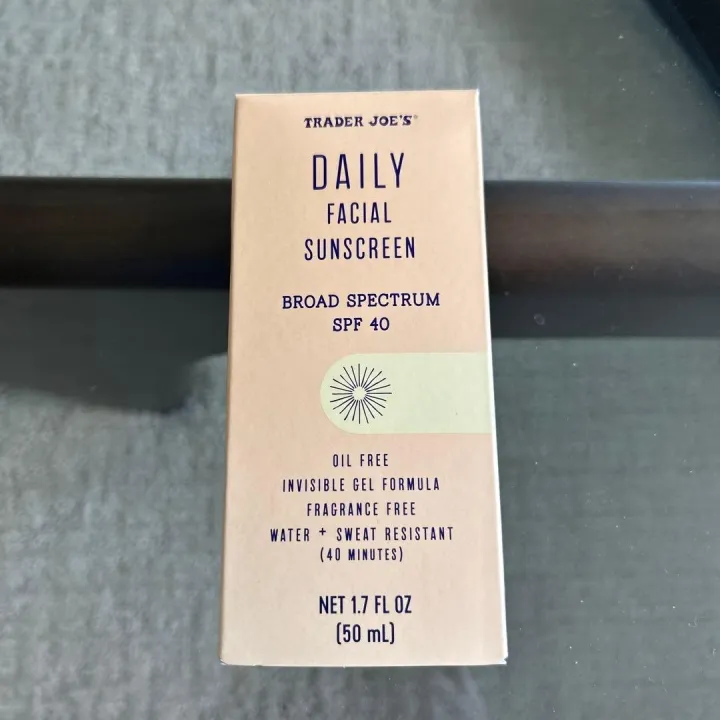 Daily%20Facial%20Sunscreen%20SPF%2040%20%E2%80%93%20Oil%20Free%20Invisible%20Gel%20Sunblock,%20Fragrance%20Free%20Broad%20Spectrum%20UV%20Protection%20for%20All%20Skin%20Types%20-%20Image%202