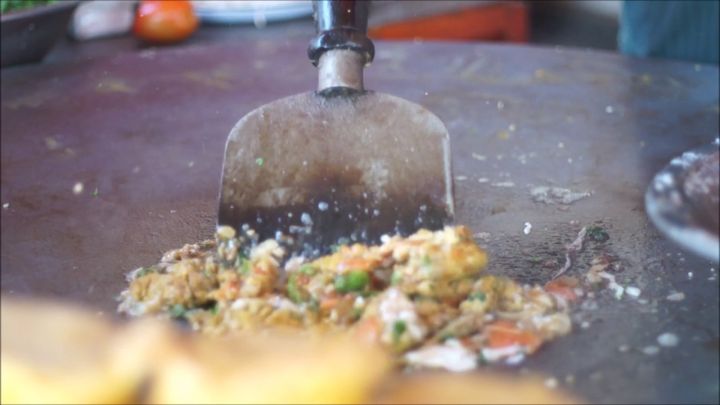 pure iron hotplate (tawa) WITH pair of takatak spoon  wood handle heavy quality for making takatak,tawa keema , tawa chicken, tawa kajali, fry muttom cham, tawa chicken frying ,fish fry,  kalaji fry, paratha roti and many more itmes you can cooking on it