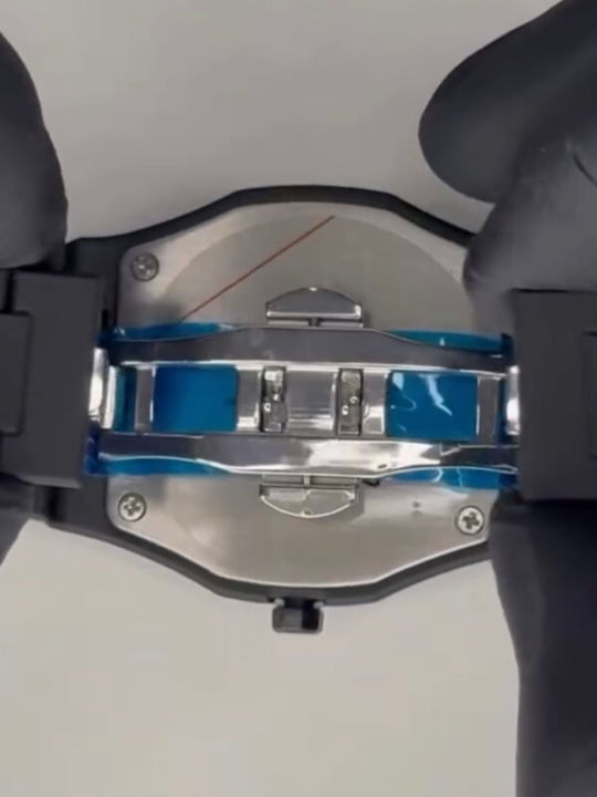 Luxury%20Men's%20Steel%20Band%20Quartz%20Watch%20with%20Mineral%20Glass%20Dial%20-%20Image%204