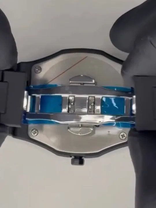 Luxury%20Men's%20Steel%20Band%20Quartz%20Watch%20with%20Mineral%20Glass%20Dial%20-%20Image%204