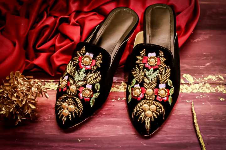 Embroidery%20Flat%20Pumps%20for%20Women%20%E2%80%93%20Multicolor%20Handwork,%20Black%20Velvet%20-%20Image%202