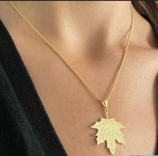 Golden%20sycamore%20leaf%20necklace%20for%20girls%20and%20ladies,%20unique%20western%20style%20leaf%20pendant%20-%20Image%202