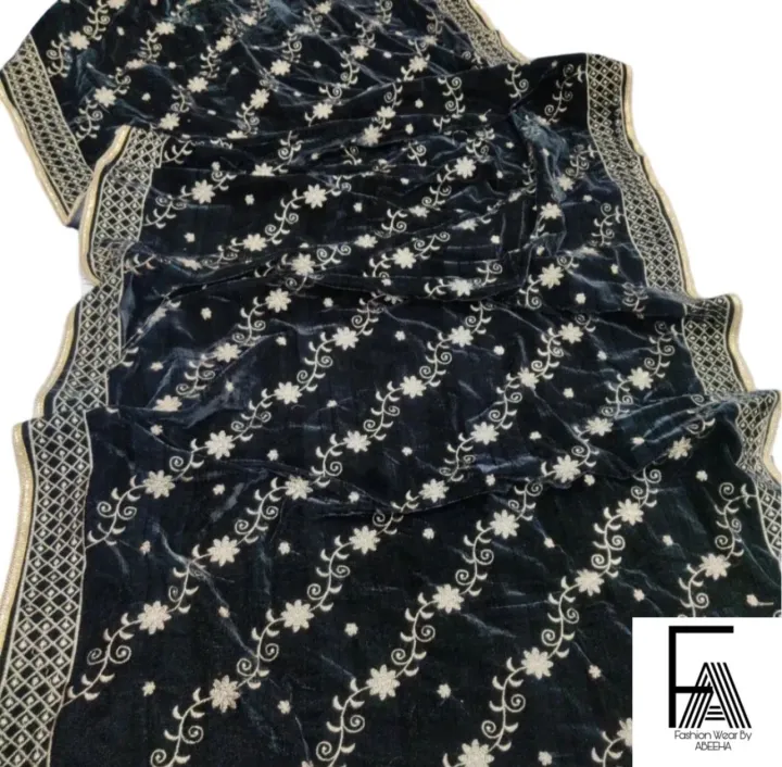 Velvet%20Shawl%20with%20Golden%20Zari%20Tilla%20Work%20-%202.5%20Yards%20-%20Image%203